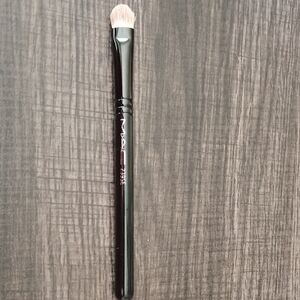MAC 239SE Cosmetics Eye Brush - Black